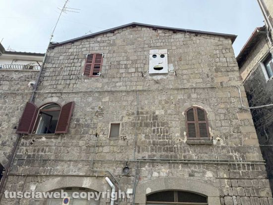 Viterbo - A piazza Padella al posto della targa della piazza, spunta una… padella