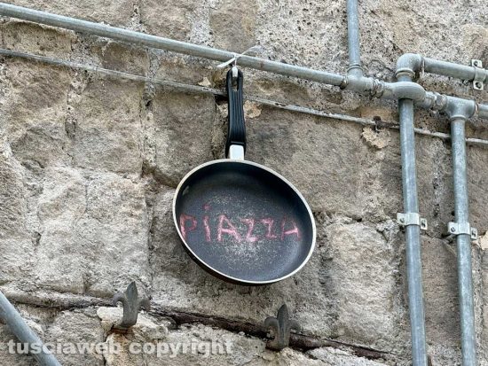 Viterbo - A piazza Padella al posto della targa della piazza, spunta una… padella