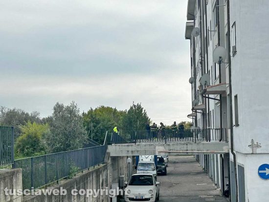 Viterbo - Intervento di polizia e vigili del fuoco in via Luigi Petroselli