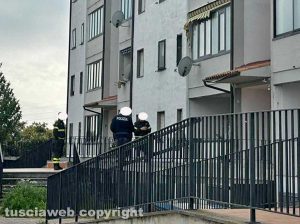 Viterbo - Intervento di polizia e vigili del fuoco in via Luigi Petroselli