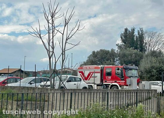Viterbo - Intervento di polizia e vigili del fuoco in via Luigi Petroselli