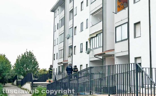 Viterbo - Intervento di polizia e vigili del fuoco in via Luigi Petroselli