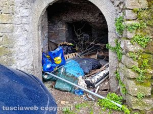 Viterbo - Il degrado sotto l'arco di Palazzo dei Papi 