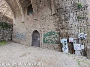 Viterbo - Il degrado sotto l'arco di Palazzo dei Papi 
