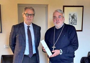 Civita Castellana - Il questore Luigi Silipo consegna l'olio santo dell'uliveto di Capaci al vescovo Marco Salvi