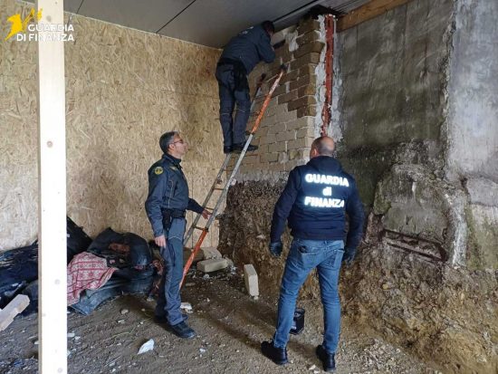Roma - Guardia di finanza - Il nascondiglio dove veniva messa la droga