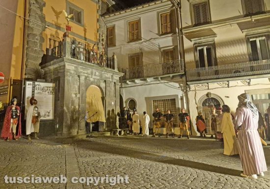 Montefiascone - La processione del Venerdì santo - Il giudizio di Pilato in piazza Vittorio Emanuele