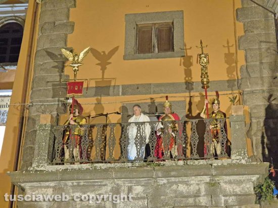 Montefiascone - La processione del Venerdì santo - Il giudizio di Pilato in piazza Vittorio Emanuele