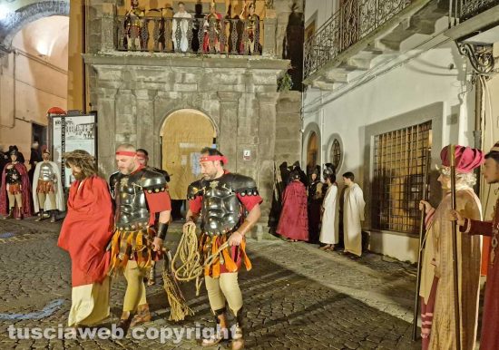 Montefiascone - La processione del Venerdì santo - Il giudizio di Pilato in piazza Vittorio Emanuele