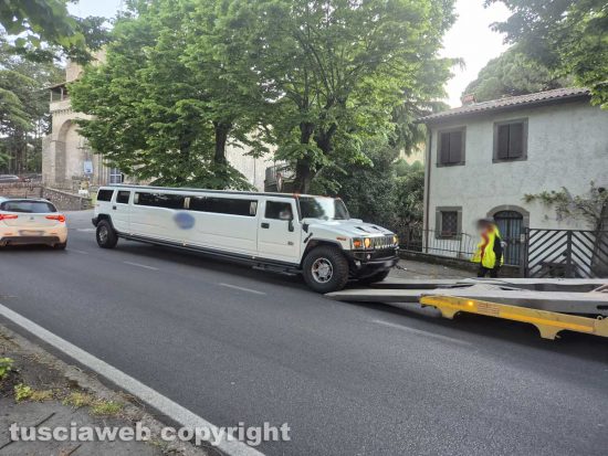 Montefiascone - Hummer limousine si ferma per un guasto - Le operazione di rimozione sulla Umbro Casentinese