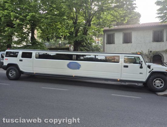Montefiascone - Hummer limousine si ferma per un guasto - Le operazione di rimozione sulla Umbro Casentinese