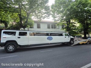 Montefiascone - Hummer limousine si ferma per un guasto - Le operazione di rimozione sulla Umbro Casentinese