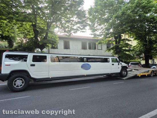 Montefiascone - Hummer limousine si ferma per un guasto - Le operazione di rimozione sulla Umbro Casentinese