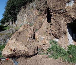 Fabrica di Roma - Cavo degli Zucchi - Non ha interessato le tombe della necropoli etrusca il crollo del costone tufaceo 