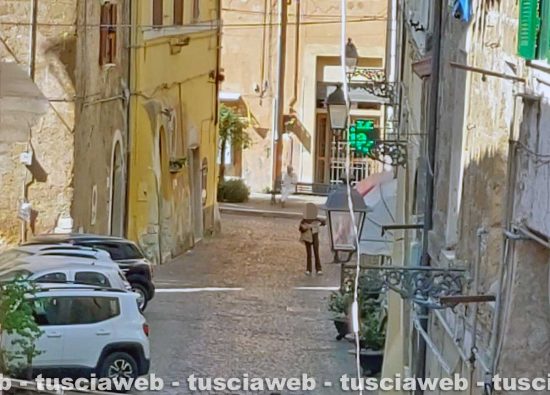 Civita Castellana - Bambina precipita dall'ultimo piano in via di Corte
