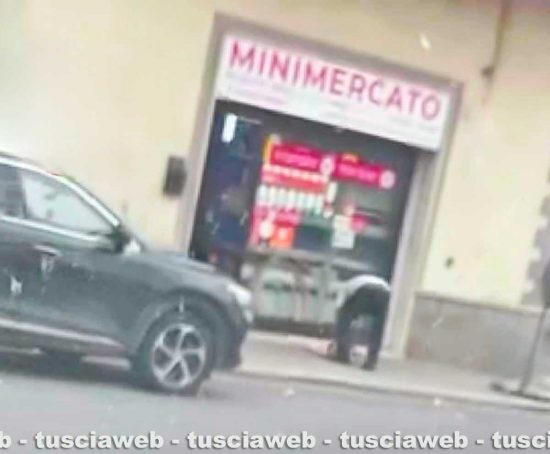 Tuscania - Scongela la carne sul marciapiedi 