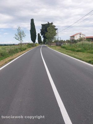 Tuscania - La segnaletica orizzontale sulla Sp3