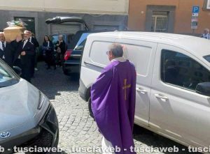 Viterbo - Funerali tra le auto davanti a San Sisto, scoppia la polemica