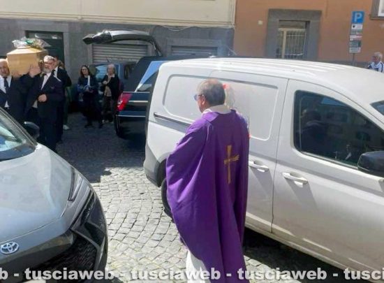 Viterbo - Funerali tra le auto davanti a San Sisto, scoppia la polemica
