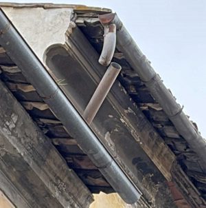 Viterbo - Palazzo Donna Olimpia - La gronda staccata