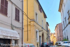 Civita Castellana - Bimbo precipita in via di Corte