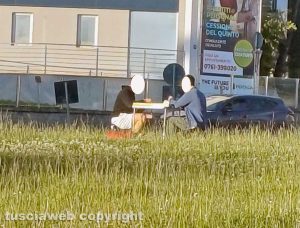 Viterbo - Due ragazzi fanno il pic-nic sulla rotonda dell'Ipercoop