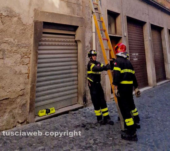Viterbo - Boato e crollo in via delle Fabbriche, intervento dei vigili del fuoco