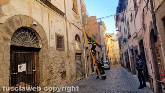 Viterbo - Boato e crollo in via delle Fabbriche, intervento dei vigili del fuoco