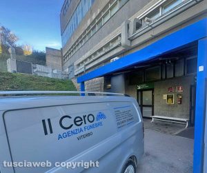 Pompe funebri all'obitorio dell'ospedale Santa Rosa