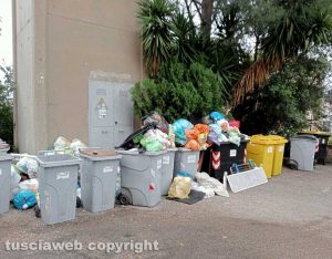 Rifiuti in via Cava di Gorga