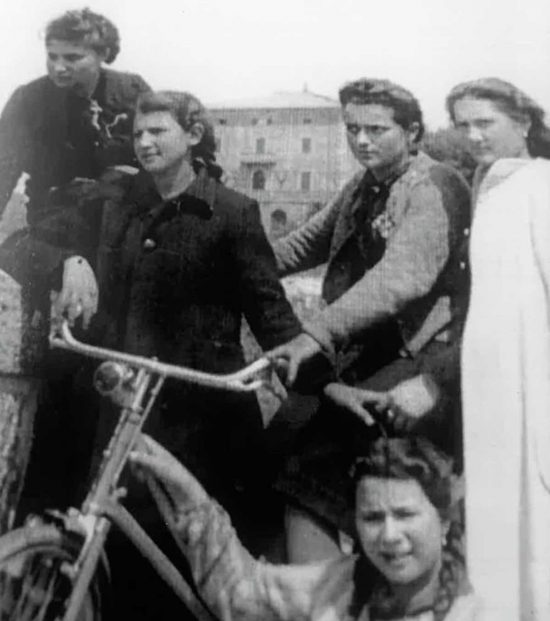 Aura Signorelli in bicicletta in una foto dell'epoca