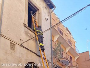 Viterbo - Boato e crollo in via delle Fabbriche, intervento dei vigili del fuoco
