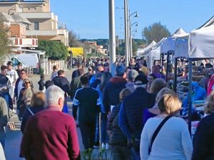 Il lungomare affollato a Tarquinia lidoIl lungomare affollato a Tarquinia lido