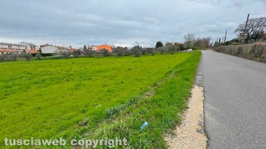Viterbo - Una veduta dell’area del futuro skatepark da strada Capretta, sulla destra il binario della ferrovia Viterbo-Roma