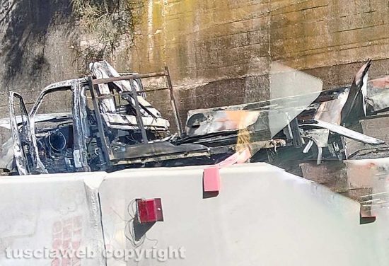Furgone in fiamme sulla superstrada