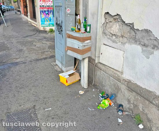 Viterbo - Rifiuti tra viale Trento e piazzale Gramsci
