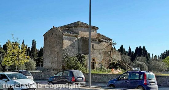Viterbo - Casale rurale lungo la Cassia Nord, direzione Montefiascone