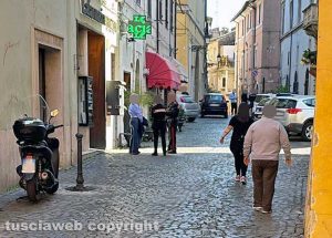 Civita Castellana - Bimbo precipita dall'ultimo piano - I carabinieri a via di Corte