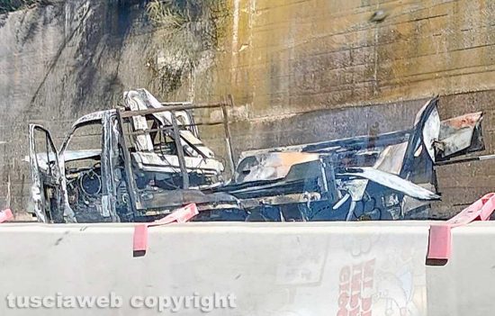 Furgone in fiamme sulla superstrada