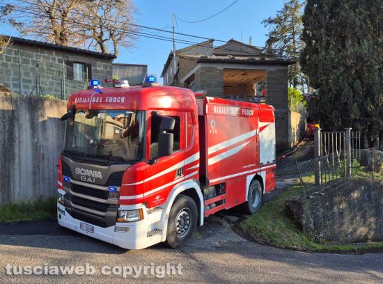 Montefiascone - Garage in fiamme, vigili del fuoco in azione