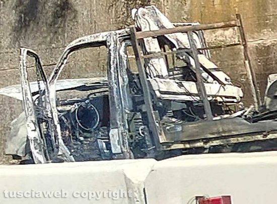 Furgone in fiamme sulla superstrada