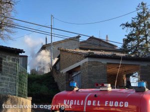 Montefiascone - Garage in fiamme, vigili del fuoco in azione