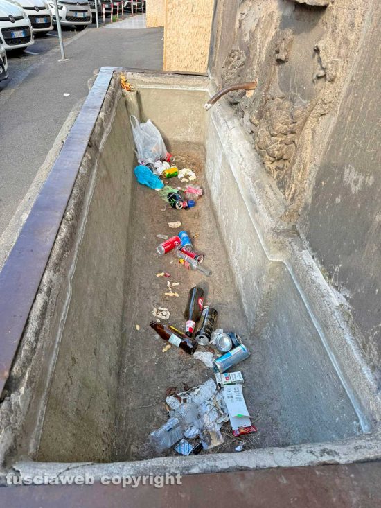 Viterbo - Rifiuti nelle fontana di piazzale Gramsci