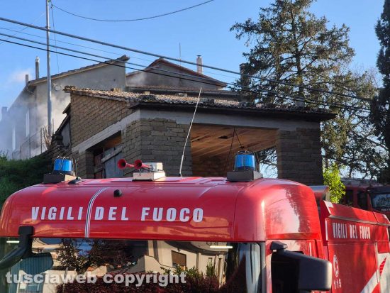 Montefiascone - Garage in fiamme, vigili del fuoco in azione