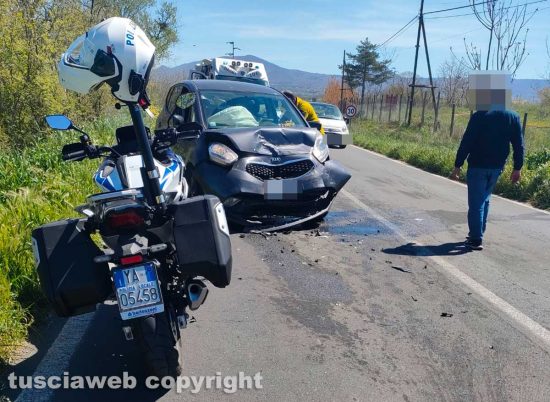 Viterbo - Frontale tra due auto su strada Pantana, due feriti