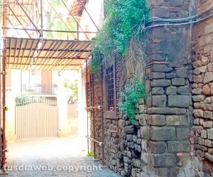Viterbo - Le vie del centro ridotte in pessime condizioni