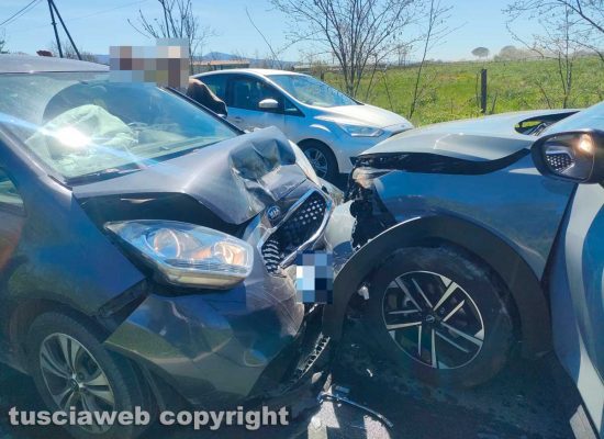 Viterbo - Frontale tra due auto su strada Pantana, due feriti