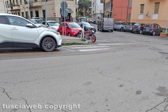 Viterbo - Via Vicenza - Strisce pedonali svanite da anni