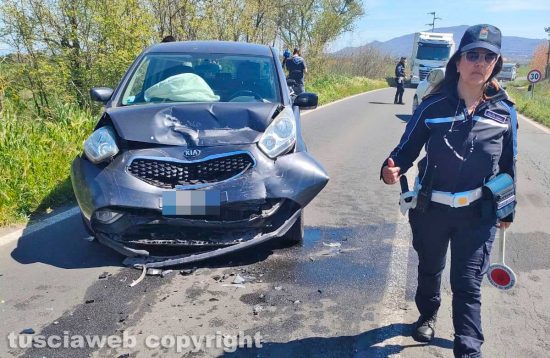 Viterbo - Frontale tra due auto su strada Pantana, due feriti