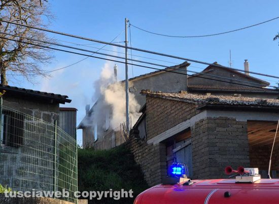 Montefiascone - Garage in fiamme, vigili del fuoco in azione